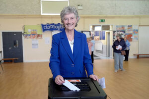 Catherine Connolly vota nas eleições presidenciais irlandesas