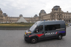 Transferência de joias do Louvre para o Banco de França, escoltada pela polícia