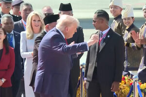 O momento em que Donald Trump dança ao desembarcar na Malásia