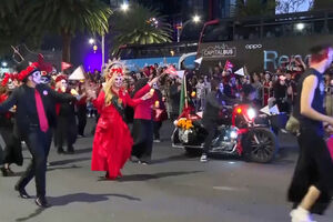 Música e animação marcam o desfile do Dia dos Mortos celebrado no México