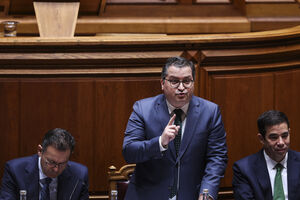 Joaquim Miranda Sarmento no debate do OE2026, em Lisboa, defende redução da dívida pública