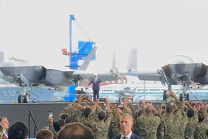 Rodeado de aviões militares: A chegada de Trump à base naval americana no Japão