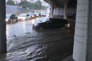 Condutores retirados de rotunda em Oeiras devido a inundação súbita provocada pela chuva