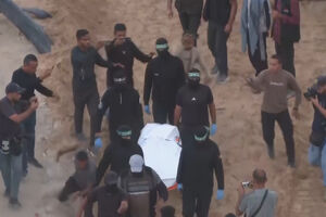 Homens carregam corpos encontrados em Khan Younis