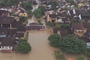 Casas parcialmente submersas e pontes colapsadas: Mau tempo abala Vietname