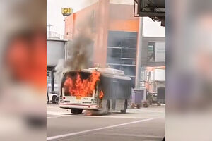 Imagens mostram autocarro em chamas em aeroporto da Índia