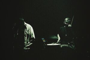 O Coletivo Raso atua no Centro Cultural Vila Flor esta quinta-feira, 30, às 21h