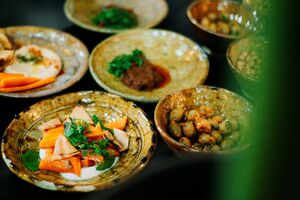 Em Lisboa, a cozinha é liderada pela chef Soumia, natural de Fez