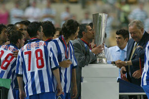 Mourinho e jogadores do FC Porto celebram vitória com troféu