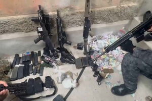 Vídeo mostra material apreendido em megaoperação da polícia contra o Comando Vermelho no Rio de Janeiro