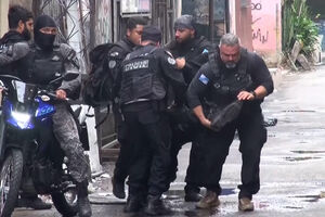 Imagens mostram elementos da polícia brasileira a socorrer outro agente ferido após megaoperação no Rio de Janeiro  