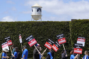 Protesto dos argumentistas da Writers Guild of America em Los Angeles contra despedimentos na Paramount Pictures