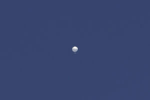 Balões no céu da Lituânia levam ao encerramento do aeroporto