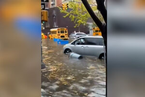 Água pelo joelho e ‘cascata’ no metro: chuva intensa deixa várias zonas de Nova Iorque inundadas