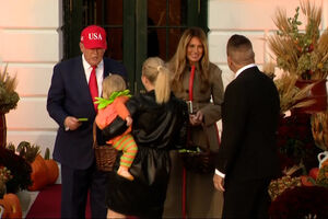 Trump e a Melania distribuíram doces às crianças durante celebração de Halloween na Casa Branca