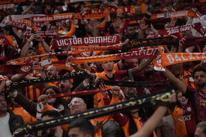 Fãs do Galatasaray exibem cachecóis com os nomes dos seus ídolos