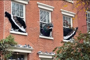 Pombo gigante realista dá nas vistas em fachada de Nova Iorque durante celebrações do Halloween