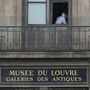 Museu do Louvre mantém-se encerrado hoje após roubo de domingo