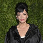 Dona da sua narrativa: o novo álbum implacável de Lily Allen 