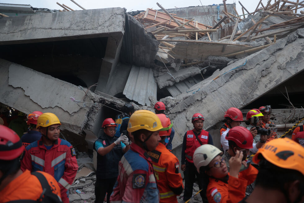 Equipas de resgate procuram sobreviventes 