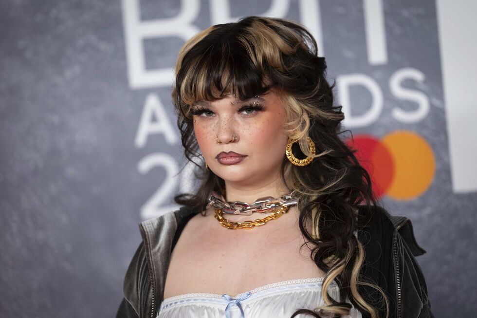 Lola Young anuncia pausa na carreira