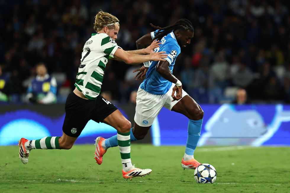 Jogo de futebol entre Sporting e Nápoles