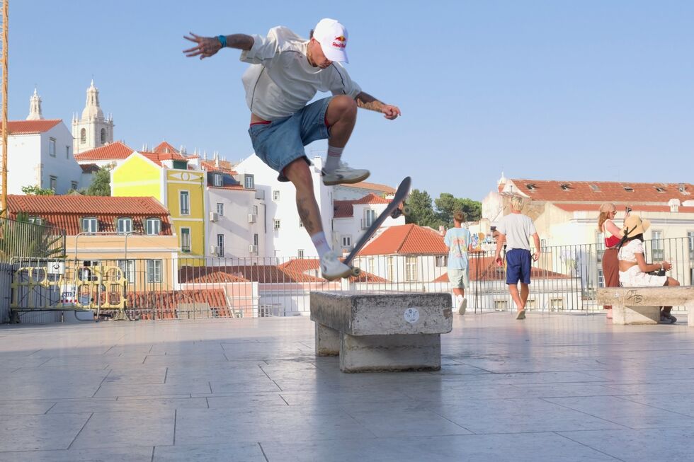 Gustavo Ribeiro a fazer manobras nas Portas do Sol, em Lisboa