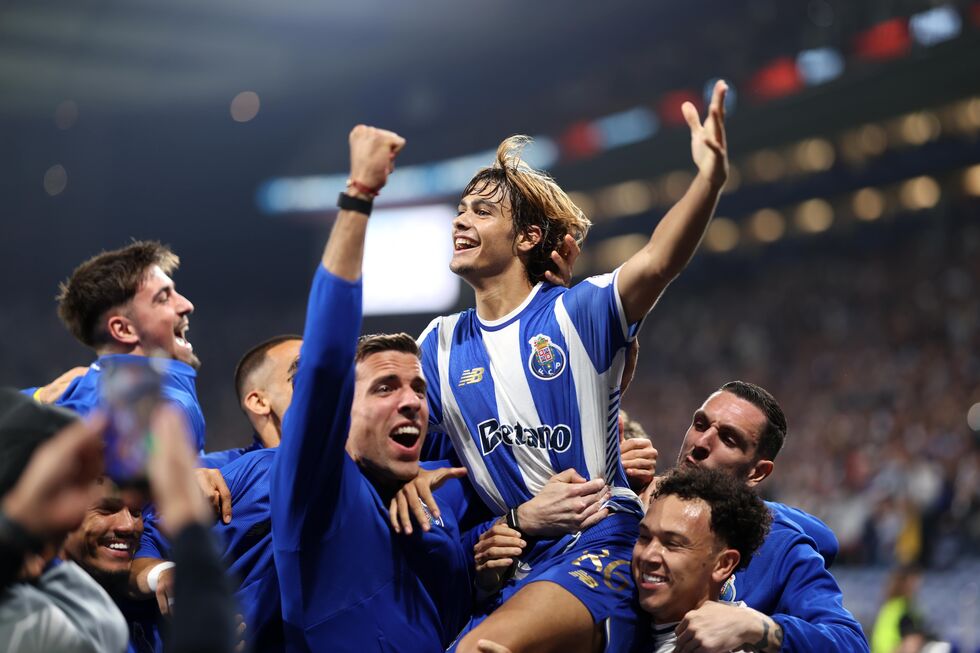 Jogadores do FC Porto festejam a vitória com Rodrigo Mora