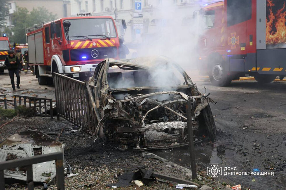 Carro destruído após ataques; apelo de Zelensky à Europa