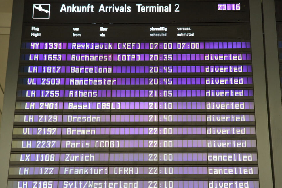 Painel de chegadas no Aeroporto de Munique mostra voos desviados e cancelados