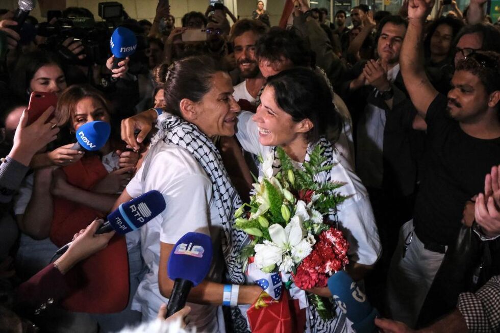 Ativistas portugueses regressam a Lisboa após detenção em Israel, recebidos com festa e protestos