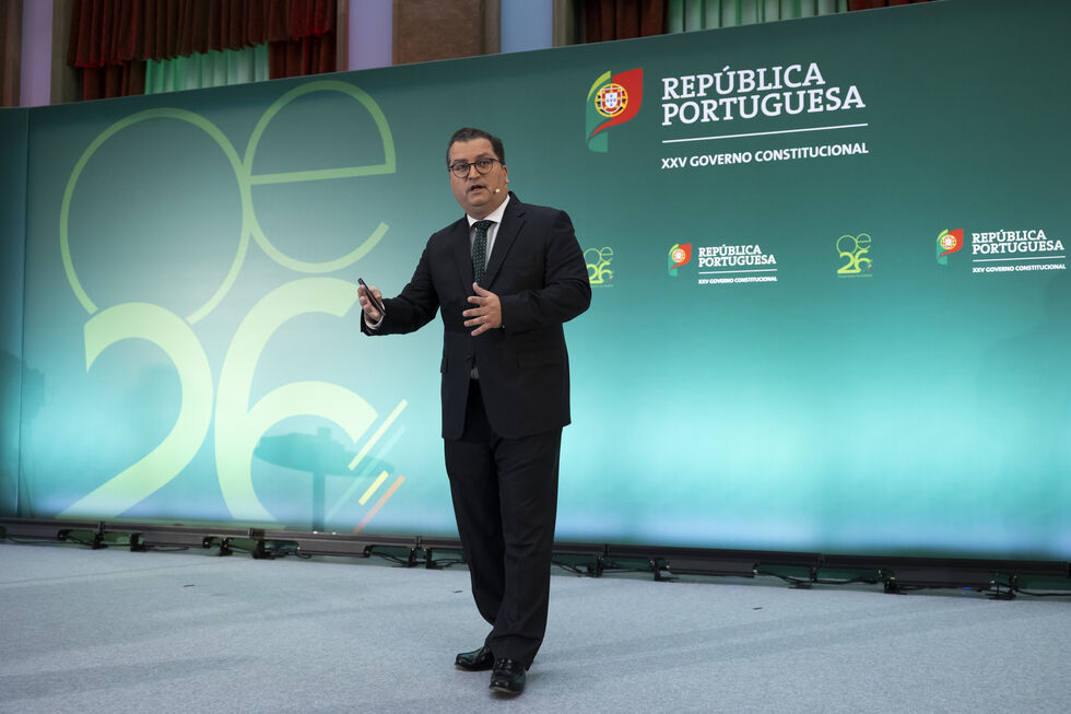 OE2026 prevê crescimento económico, redução da dívida e alívio no IRS