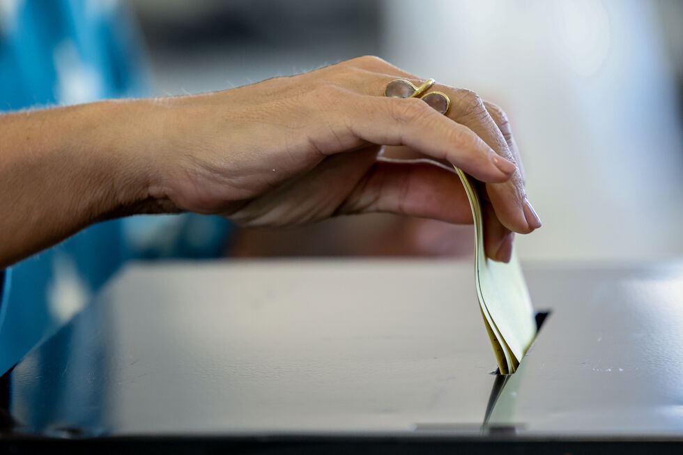 Voto numa urna durante ato eleitoral