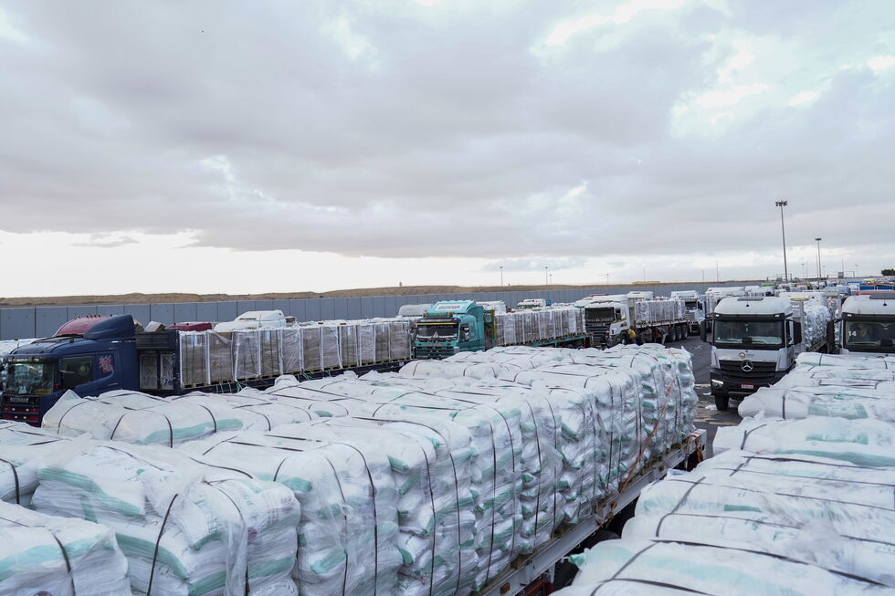 Caminhões carregados com ajuda humanitária aguardam para entrar em Gaza pelo Egito