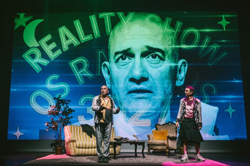 José e Miguel Raposo, pai e filho, na nova peça 'Os Raposos 3027'