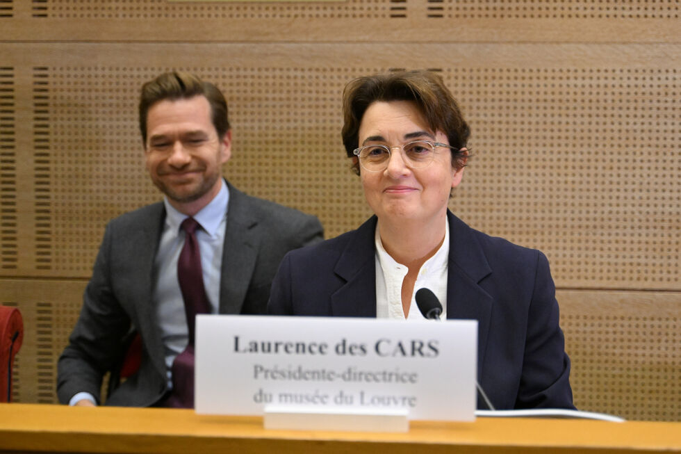 Laurence des Cars, diretora do museu do Louvre, durante declarações sobre assalto