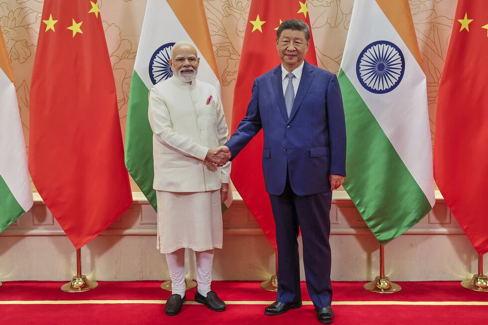 Xi Jinping e Narendra Modi juntos na retoma de voos China-Índia