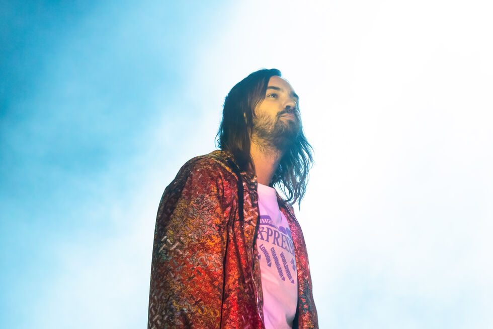Cantor, instrumentista virtuoso e  versátil e 'geek' de estúdio, Kevin Parker criou o projeto musical Tame Impala no final dos anos 2000