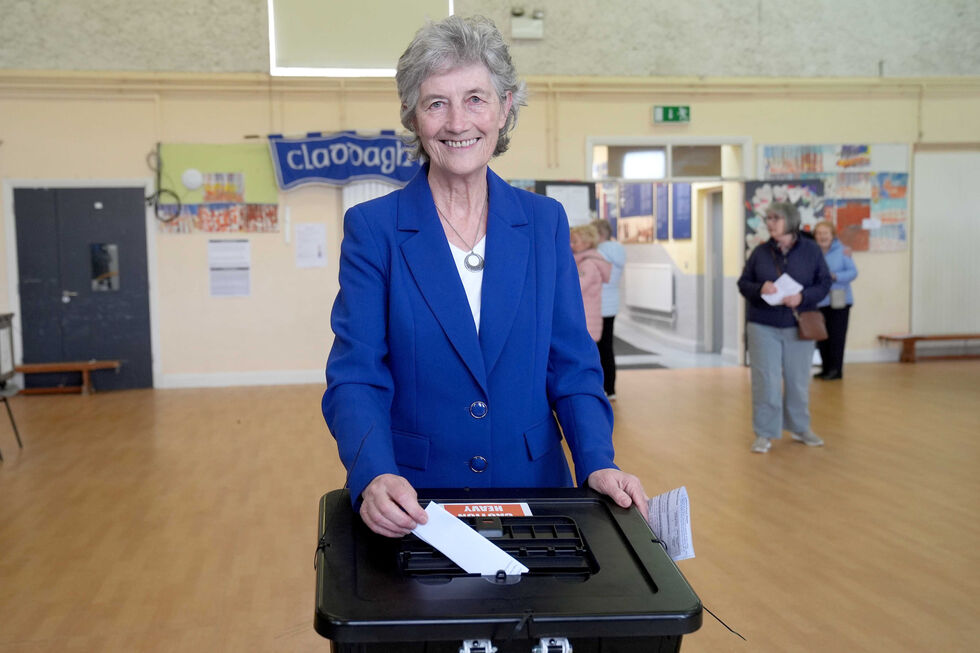 Catherine Connolly vota nas eleições presidenciais irlandesas