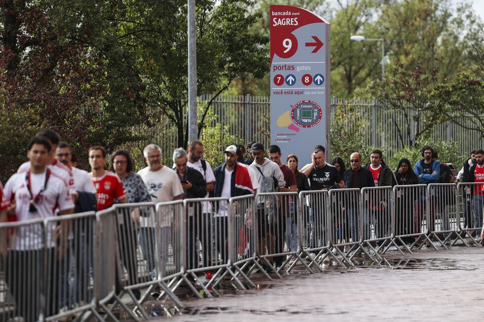 Benfiquistas votam nas eleições do clube no Estádio da Luz