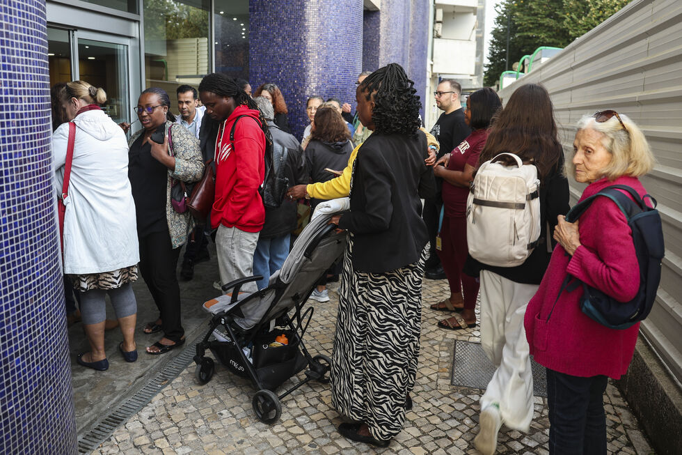 Pessoas aguardam apoios à renda junto ao IHRU