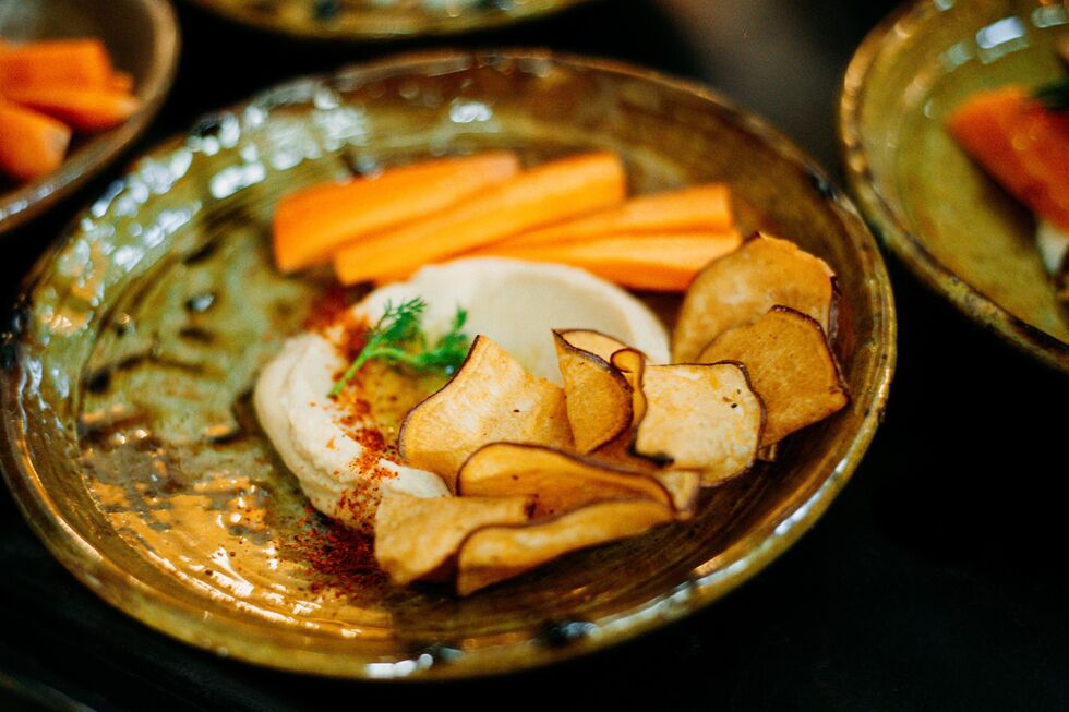 Húmus, crudités e batata-doce no Café des Épices