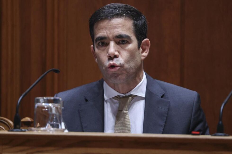 António Leitão Amaro anuncia lei de retorno de estrangeiros em Portugal