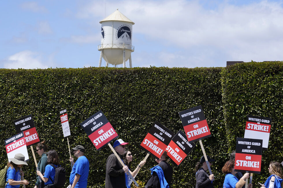 Protesto dos argumentistas da Writers Guild of America em Los Angeles contra despedimentos na Paramount Pictures