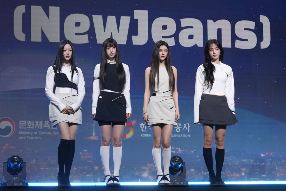 Tribunal impede NewJeans de deixar editora ADOR após alegações de maus-tratos