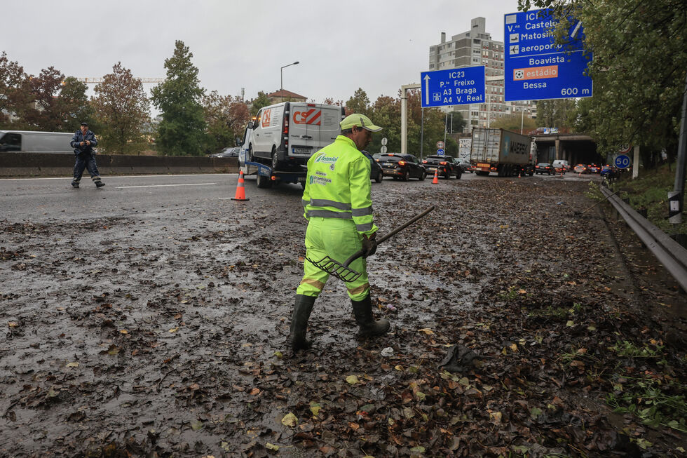 Vários cortes de circulação no Porto devido a inundações provocadas pela chuva