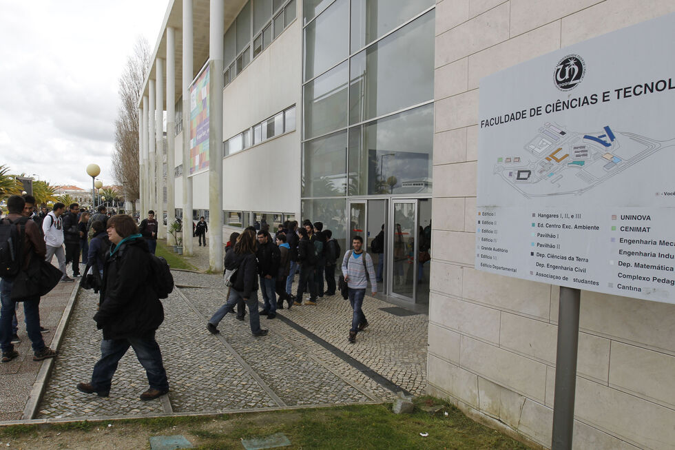 Professores da Nova FCT, incluindo Elvira Fortunato, recebem milhares ilegalmente.