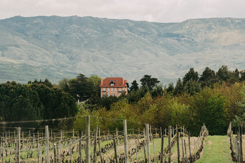 A Casa da Passarella, com as elevações da Serra da Estrela em último plano