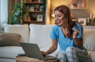Mulher faz compras online na Black Friday da Amazon em Portugal