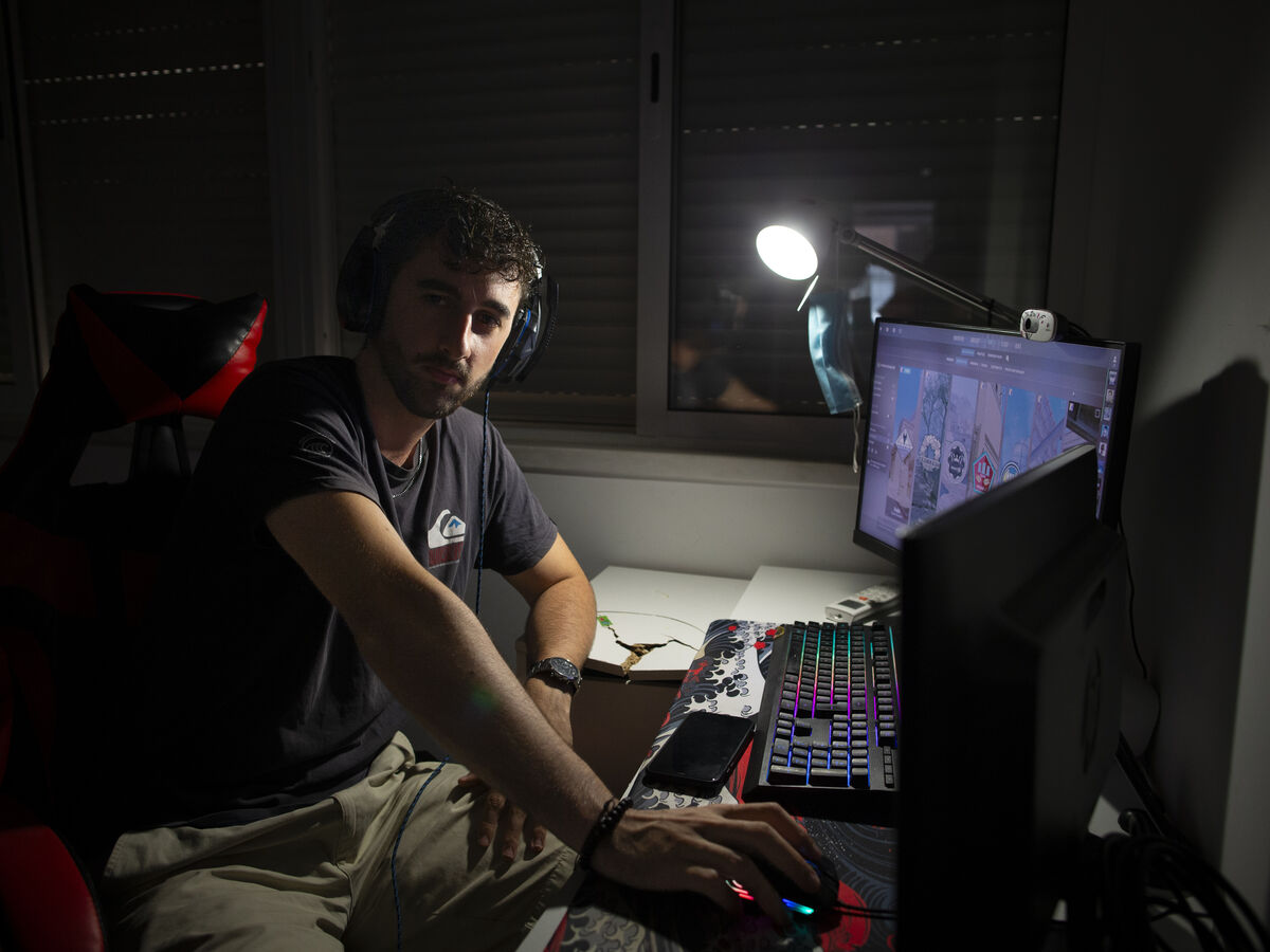 Jovens agarrados aos videojogos